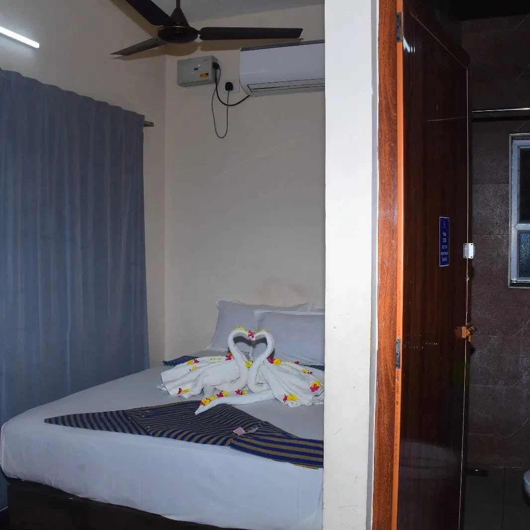 Double AC Room Hotel Aishwariyam